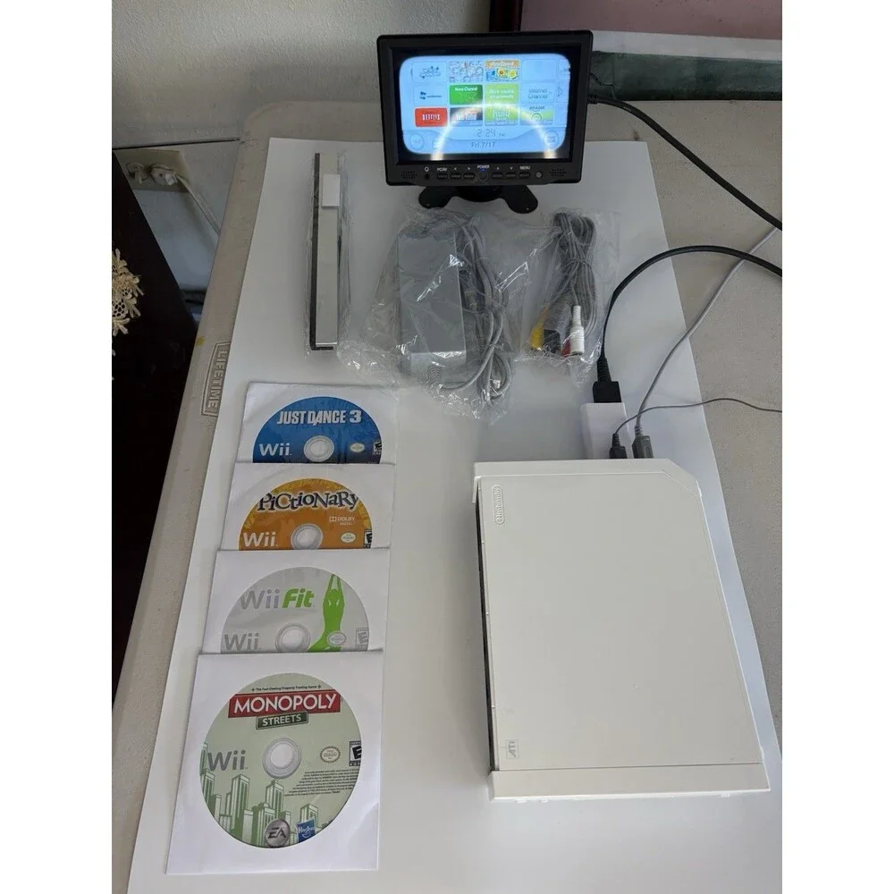 Nintendo Wii RVL-001 Video Game Console GameCube Compatible w Power & AV Cables